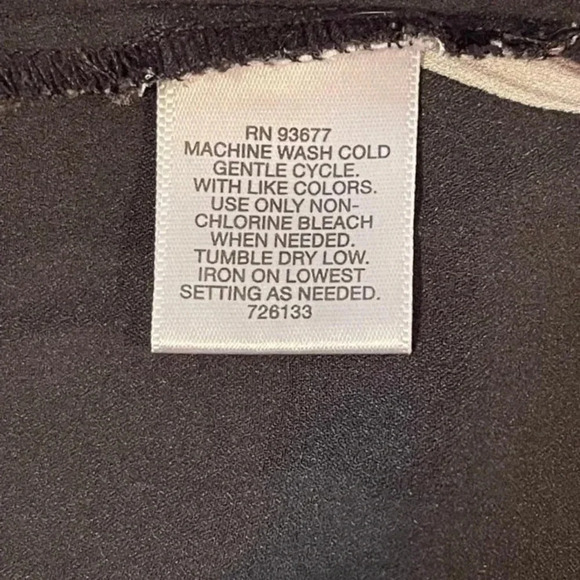 LIZ Claiborne black and white floral print blouse. - Picture 6 of 9